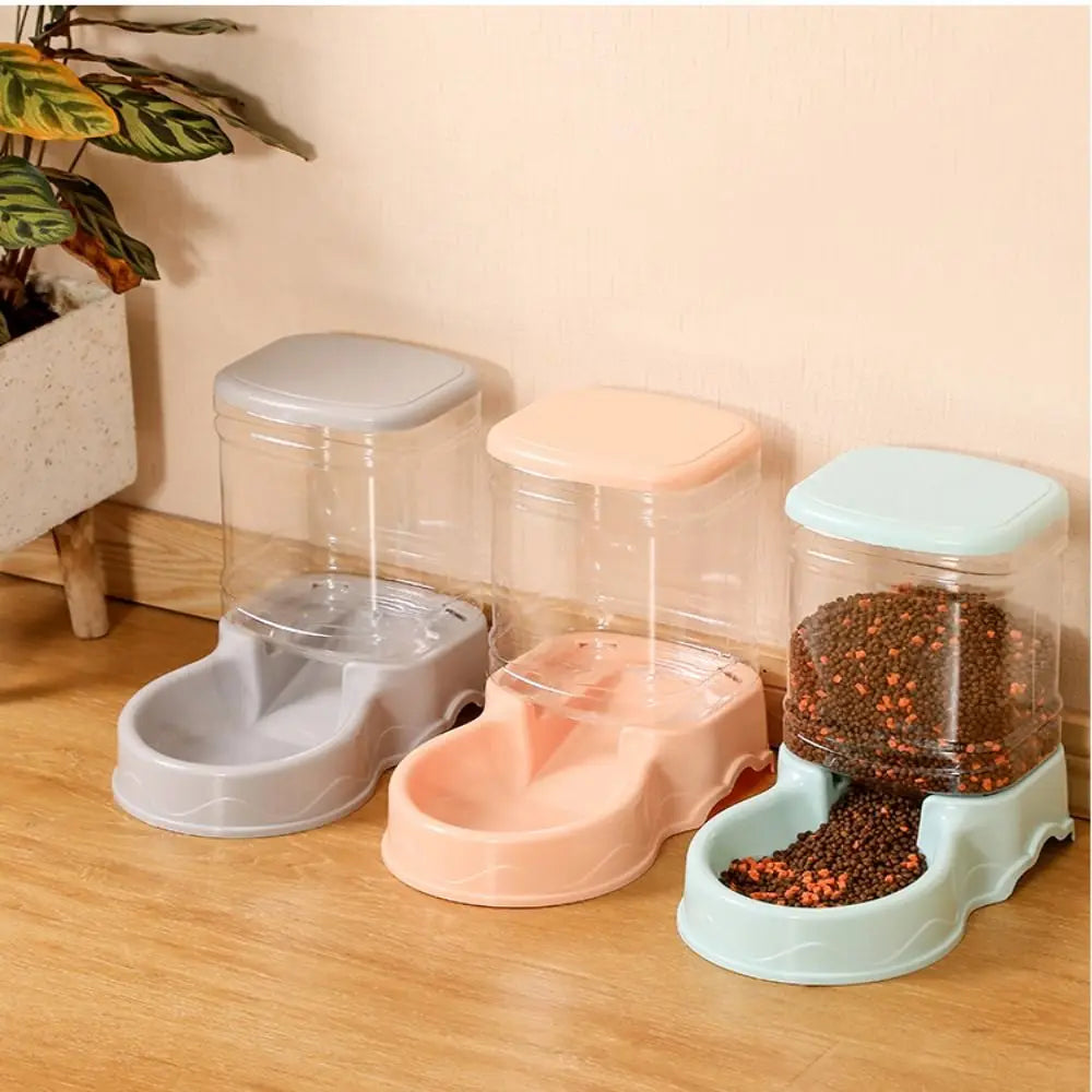 Pet Castle automatic pet feeder with 3.8L food dispenser and cat eating from bowl