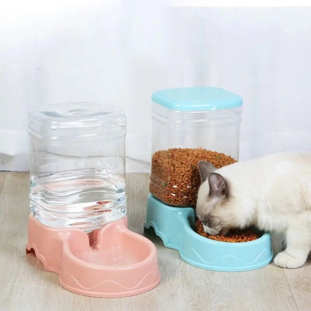 Pet Castle automatic pet feeder with 3.8L food dispenser and cat eating from bowl