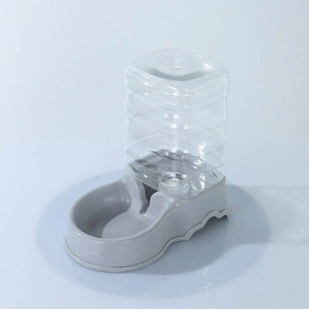 Pet Castle automatic pet feeder with 3.8L food dispenser and cat eating from bowl