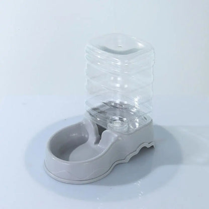 Pet Castle automatic pet feeder with 3.8L food dispenser and cat eating from bowl