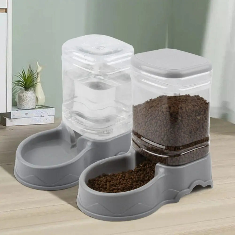 Pet Castle automatic pet feeder with 3.8L food dispenser and cat eating from bowl