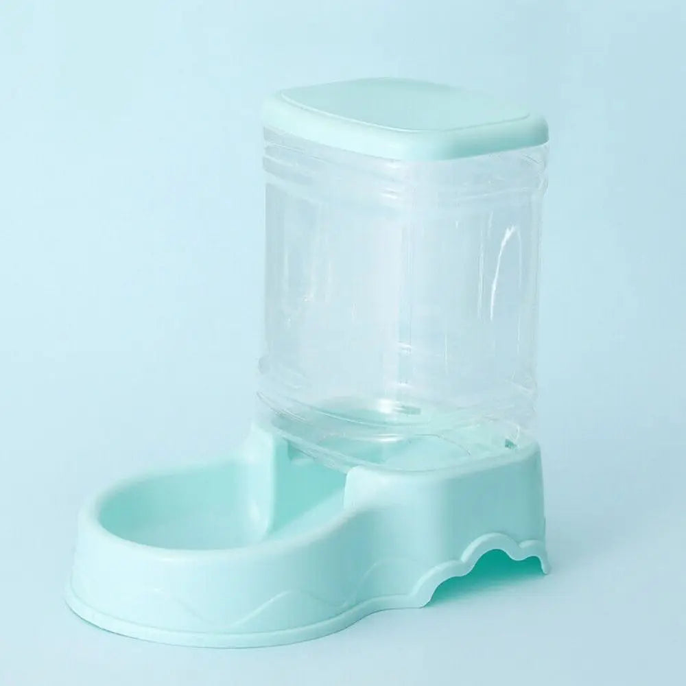Pet Castle automatic pet feeder with 3.8L food dispenser and cat eating from bowl