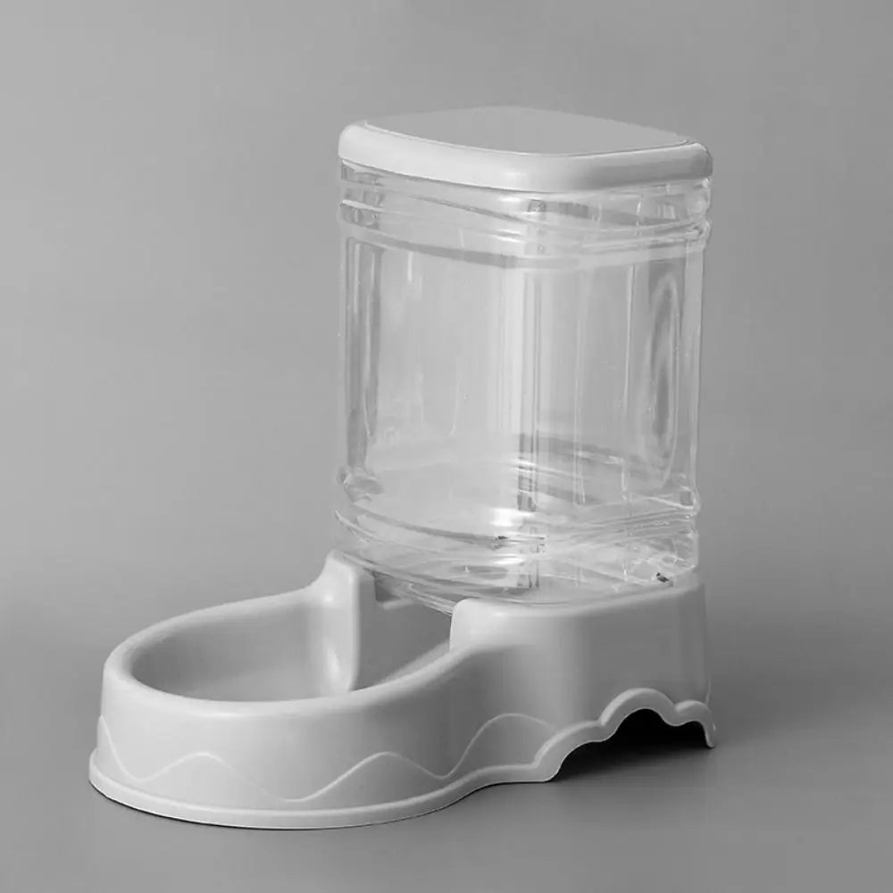 Pet Castle automatic pet feeder with 3.8L food dispenser and cat eating from bowl